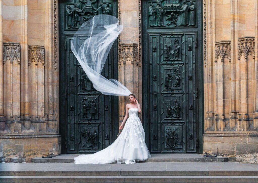 Mariée portant un voile - Maison Inked Caps Harmony